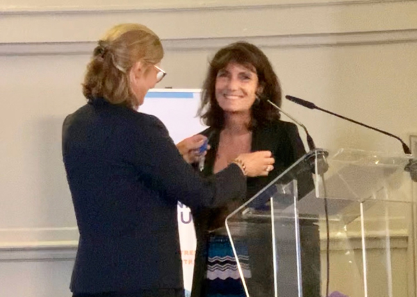 Claudine Schellino, fondatrice des JNDJ, a été décorée Chevalier de l’Ordre National du Mérite par Blandine Mulliez, Présidente de la Fondation Entreprendre.